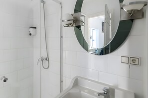 Shower, hair dryer, towels - Country House 'El Rincón Del Comendador' with Shared Terrace, Wi-Fi and Air Conditioning (Sevilla)