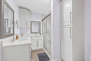 Shower, hair dryer, towels, soap - Huge 4-bedroom house in Mobile with stunning enclosed pool and open floorplan (Mobile)