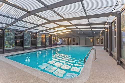 Spacious 4-bedroom house in lovely Mobile with stunning enclosed pool