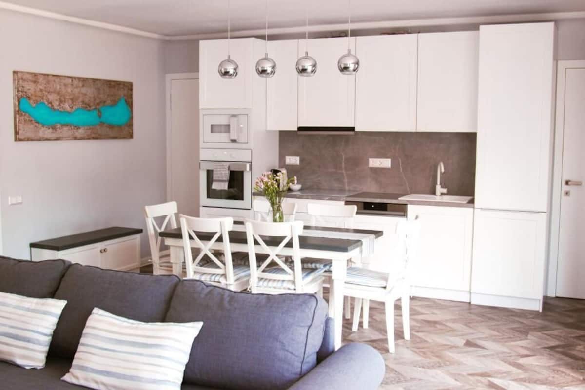Apartamento familiar, vistas a la ciudad | Cocina privada | Frigorífico, microondas, placa de cocina y utensilios de cocina