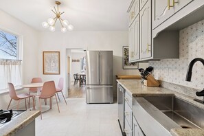 Wasserkocher mit Kaffee-/Teezubehör, Kühlschrank, Mikrowelle, Ofen