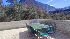 A terrace with a table and chairs, overlooking a mountainous landscape. - Chez Yahia, Au Coeur de l'Ourika, Studio le Nid des Aigles (Ourika)