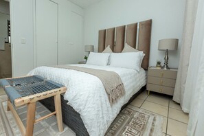 Iron/ironing board, WiFi - Sandton Luxury Apartment, 82 Via Arrezio (Sandton)