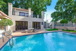 Pool - Sandton Luxury Apartment, 82 Via Arrezio (Sandton)