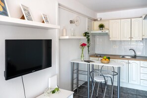 Fridge, microwave, stovetop, coffee/tea maker - Vacation Apartment 'El Mirador' with Sea View, Shared Pool and Wi-Fi (Costa de Adeje)