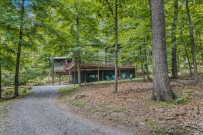 A cabin with a deck and outdoor seating area surrounded by trees. - Skyefall Mountain Retreat: Hot Tub, Fire Pit & Wooded Views | Great for Families (Berkeley Springs)