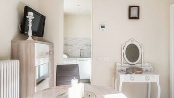 Apartment, Lake View | Premium bedding, down duvets, iron/ironing board, cots/infant beds
