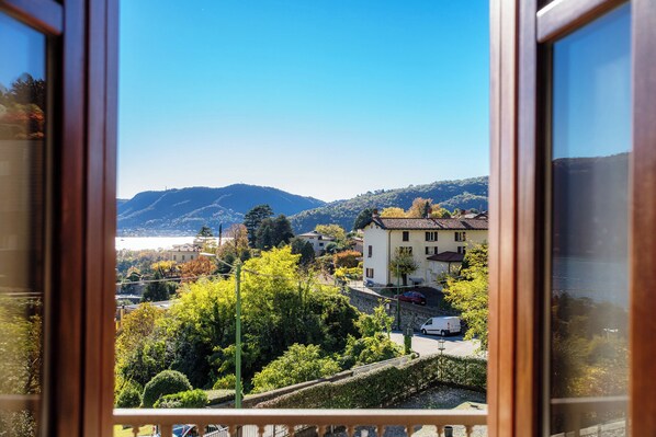 أغطية فراش متميزة وألحفة محشوة بالريش ومكواة/لوح كي وأسرّة أطفال/رضّع