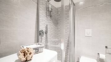 Departamento, vista al lago | Ropa de cama de alta calidad, edredón y tabla de planchar con plancha