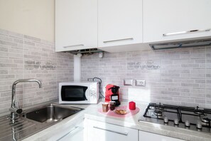 أغطية فراش متميزة وألحفة محشوة بالريش ومكواة/لوح كي وأسرّة أطفال/رضّع