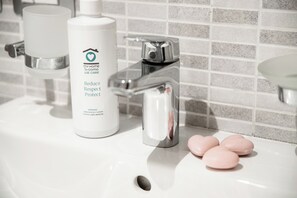 Lejlighed - søudsigt | Premium-sengetøj, dundyner, strygejern/strygebræt