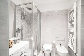 Huoneisto, järvinäköala | Kylpyhuone | Suihku, ilmaiset hygieniatuotteet, hiustenkuivaaja, bidee