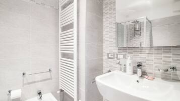 Appartement, uitzicht op meer | Luxe beddengoed, donsdekens, een strijkplank/strijkijzer