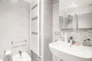 أغطية فراش متميزة وألحفة محشوة بالريش ومكواة/لوح كي وأسرّة أطفال/رضّع