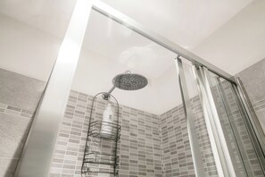 Appartement, uitzicht op meer | Badkamer | Een douche, gratis toiletartikelen, een haardroger, een bidet
