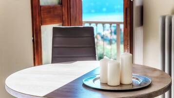 Apartment, Seeblick | Hochwertige Bettwaren, Daunenbettdecken, Bügeleisen/Bügelbrett