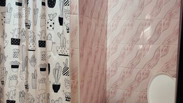 Ducha, toallas, jabón, shampoo