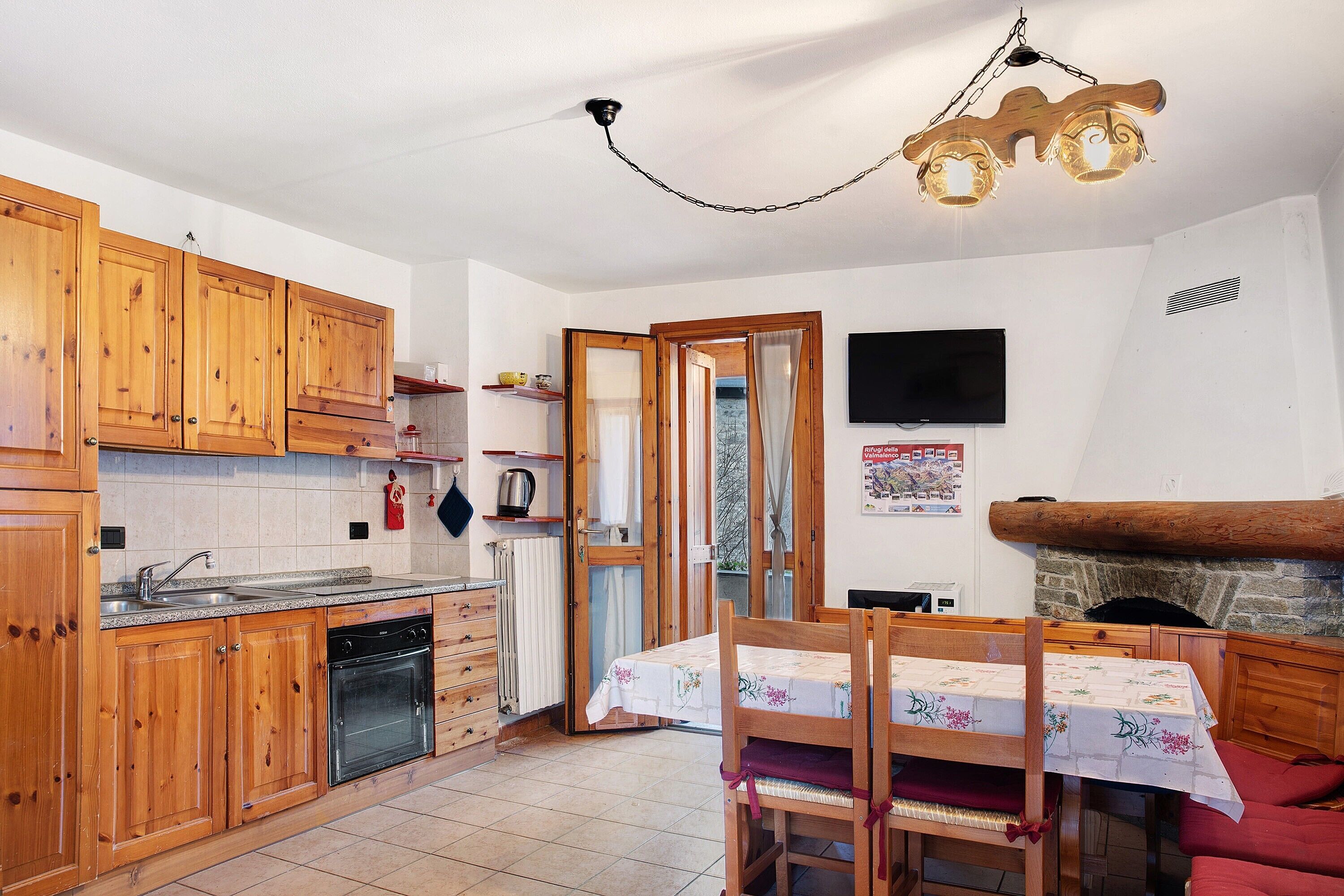 Kühlschrank, Ofen, Herdplatte, Kochgeschirr/Geschirr/Besteck