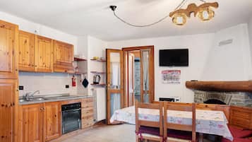 Kühlschrank, Ofen, Herdplatte, Kochgeschirr/Geschirr/Besteck