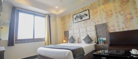 Rom – superior, byutsikt | Skrivebord, skrivebord for bærbar PC og wi-fi (inkludert)