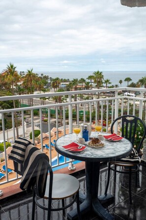 Outdoor dining - Vacation Apartment 'Juanvi's Corner' with Sea View, Shared Pool and Wi-Fi (Costa de Adeje)