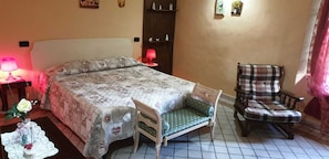 Room - Apartment in farmhouse with swimming pool in the Tuscan countryside (Toscana)