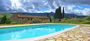 Outdoor pool - Apartment in farmhouse with swimming pool in the Tuscan countryside (Toscana)