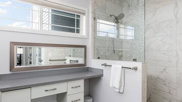 Een douche, een haardroger, handdoeken