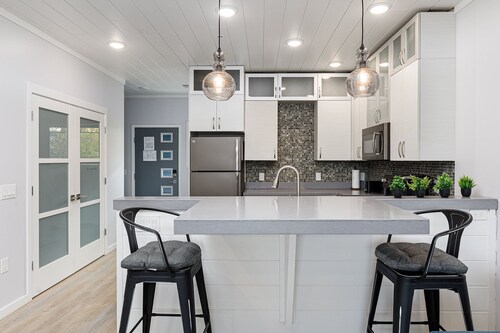 Slabtown Penthouse • Modern Condo + Private Rooftop Deck