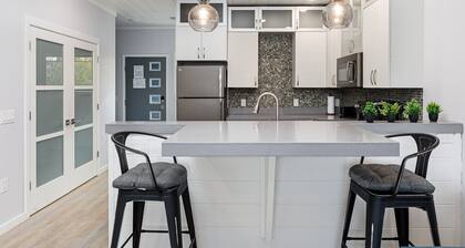 Slabtown Penthouse • Modern Condo + Private Rooftop Deck