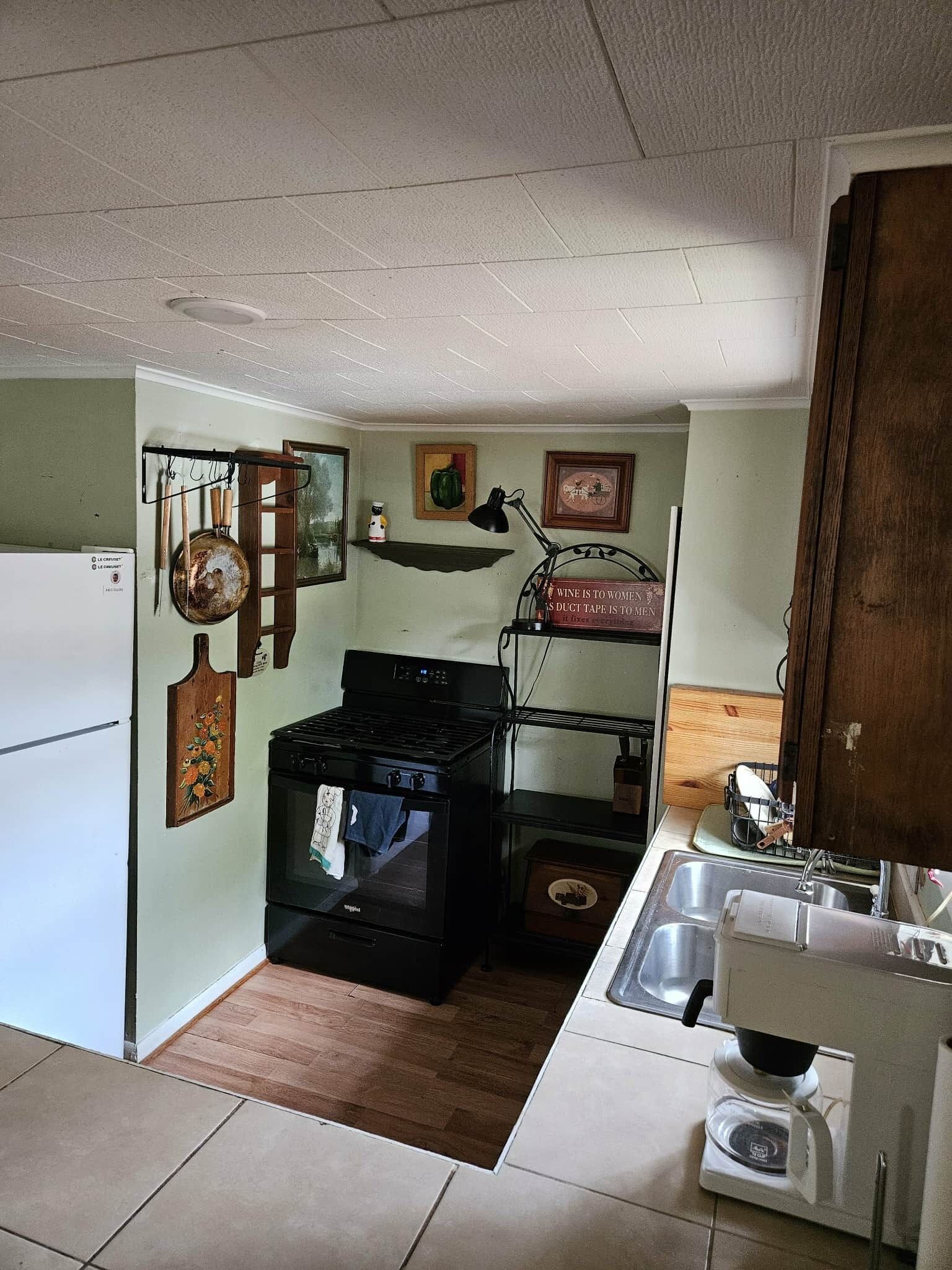 Fridge, oven, stovetop, coffee/tea maker