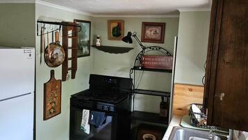 Frigorífico, horno, placa de cocina y cafetera o tetera