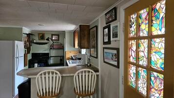 Fridge, oven, stovetop, coffee/tea maker