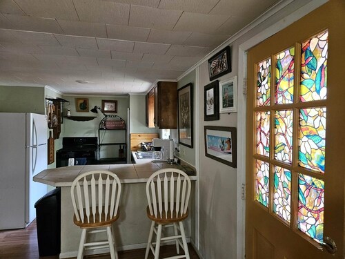 The Piney Woods Cottage - steps from downtown