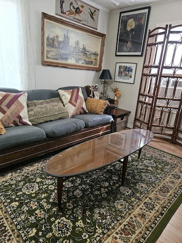 The Piney Woods Cottage - steps from downtown