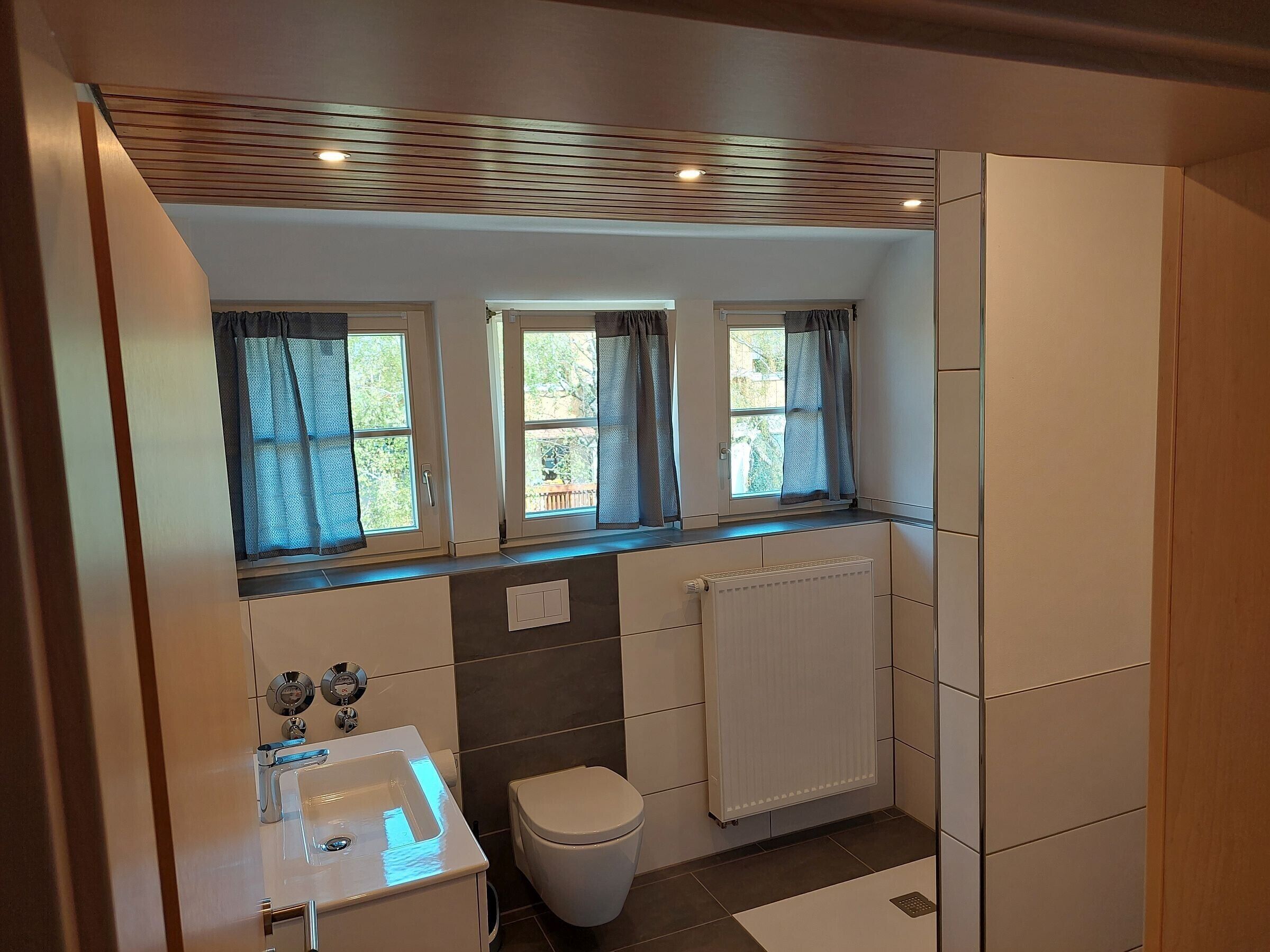 Douche, sèche-cheveux, serviettes fournies