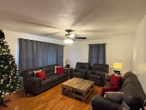 Living area - 3-bedroom house in adorable Higginsville with pool within walking distance. (Higginsville)