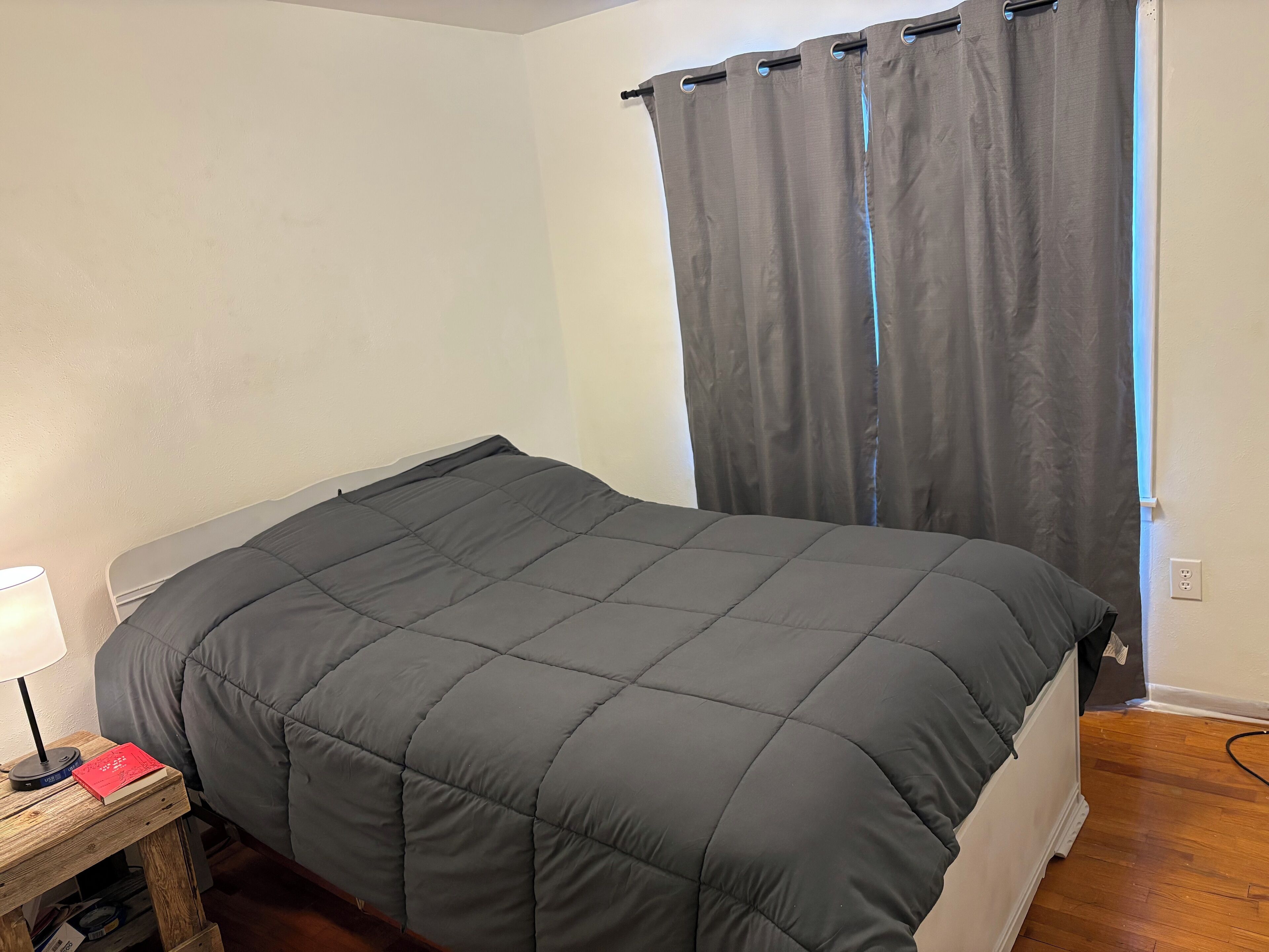 Tabla de planchar con plancha, wifi y ropa de cama 