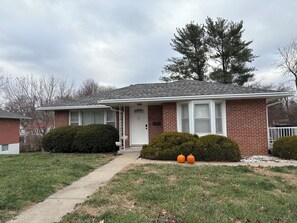 Exterior - 3-bedroom house in adorable Higginsville with pool within walking distance. (Higginsville)