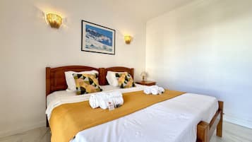 1 bedroom, bed sheets