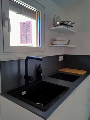 Fridge, stovetop