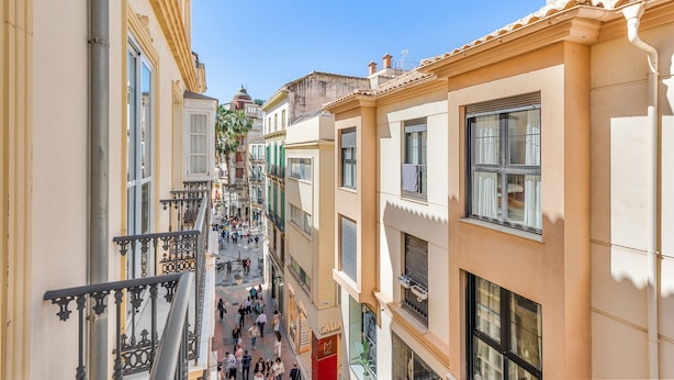 A narrow street with buildings on either side, a pedestrian walkway, and a clear blue sky. - ‘Málaga Centro Bonito’ Apartment with Balcony, Wi-Fi and Air Conditioning (Málaga)
