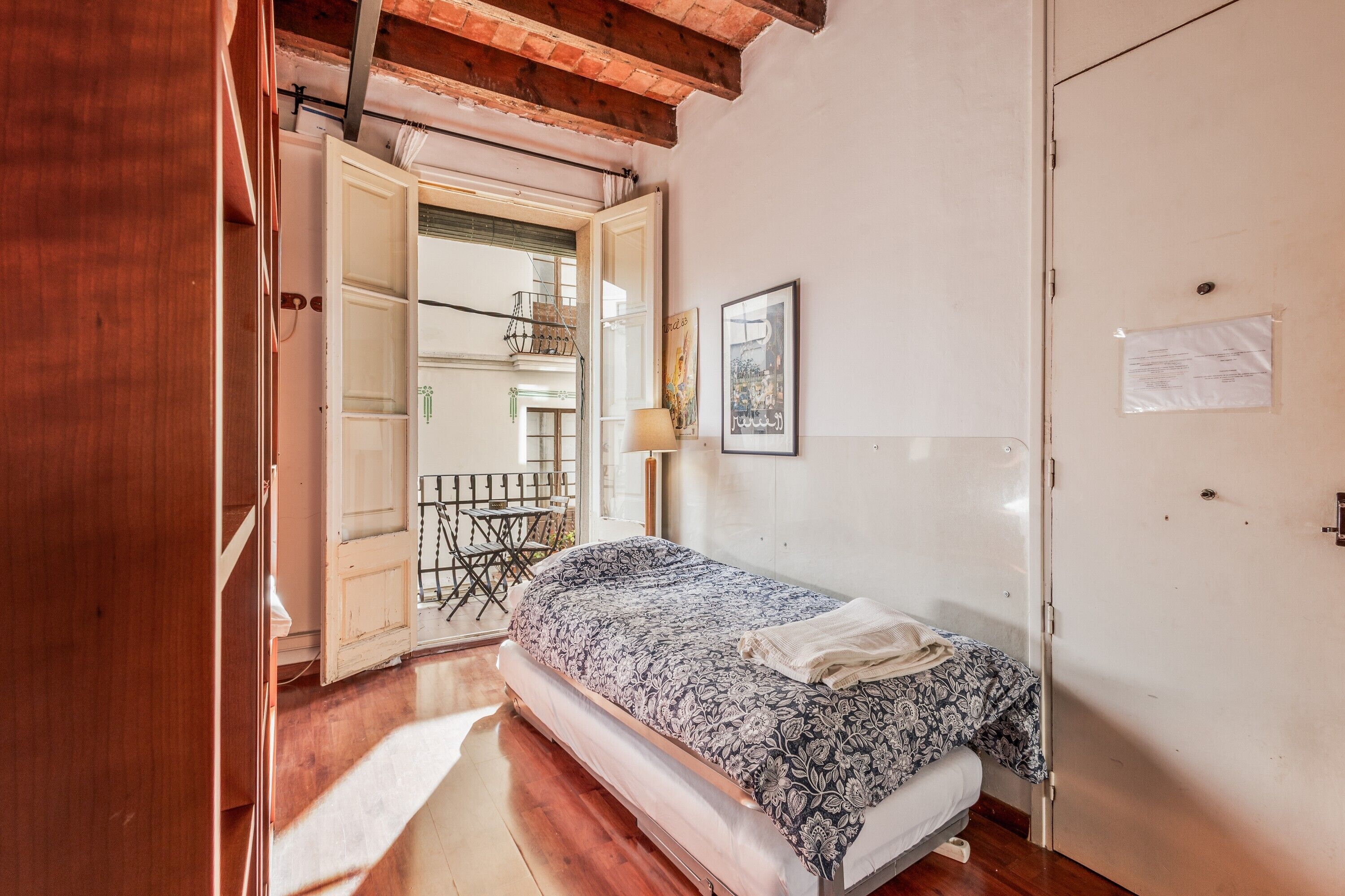 Tabla de planchar con plancha, wifi y ropa de cama 