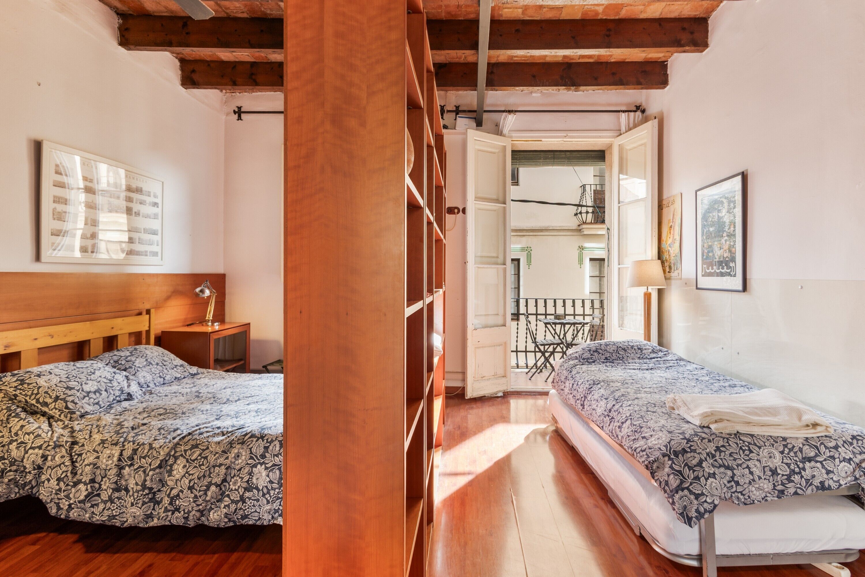 Tabla de planchar con plancha, wifi, ropa de cama