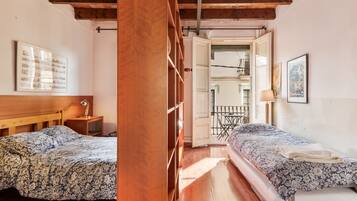 Tabla de planchar con plancha, wifi, ropa de cama