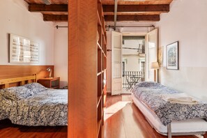 Planxa i posts de planxar, wifi i roba de llit