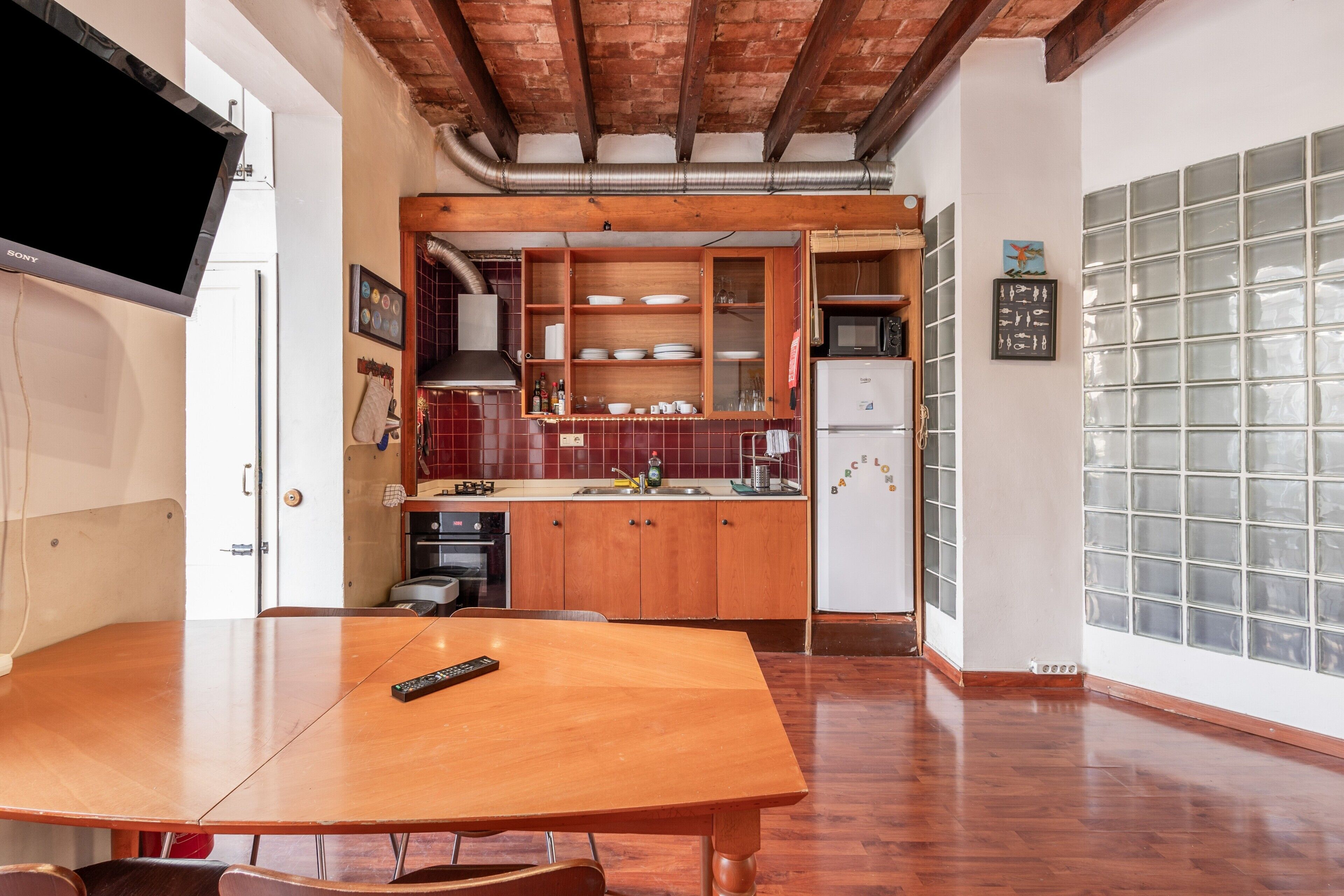 Frigorífico, microondas, horno y placa de cocina