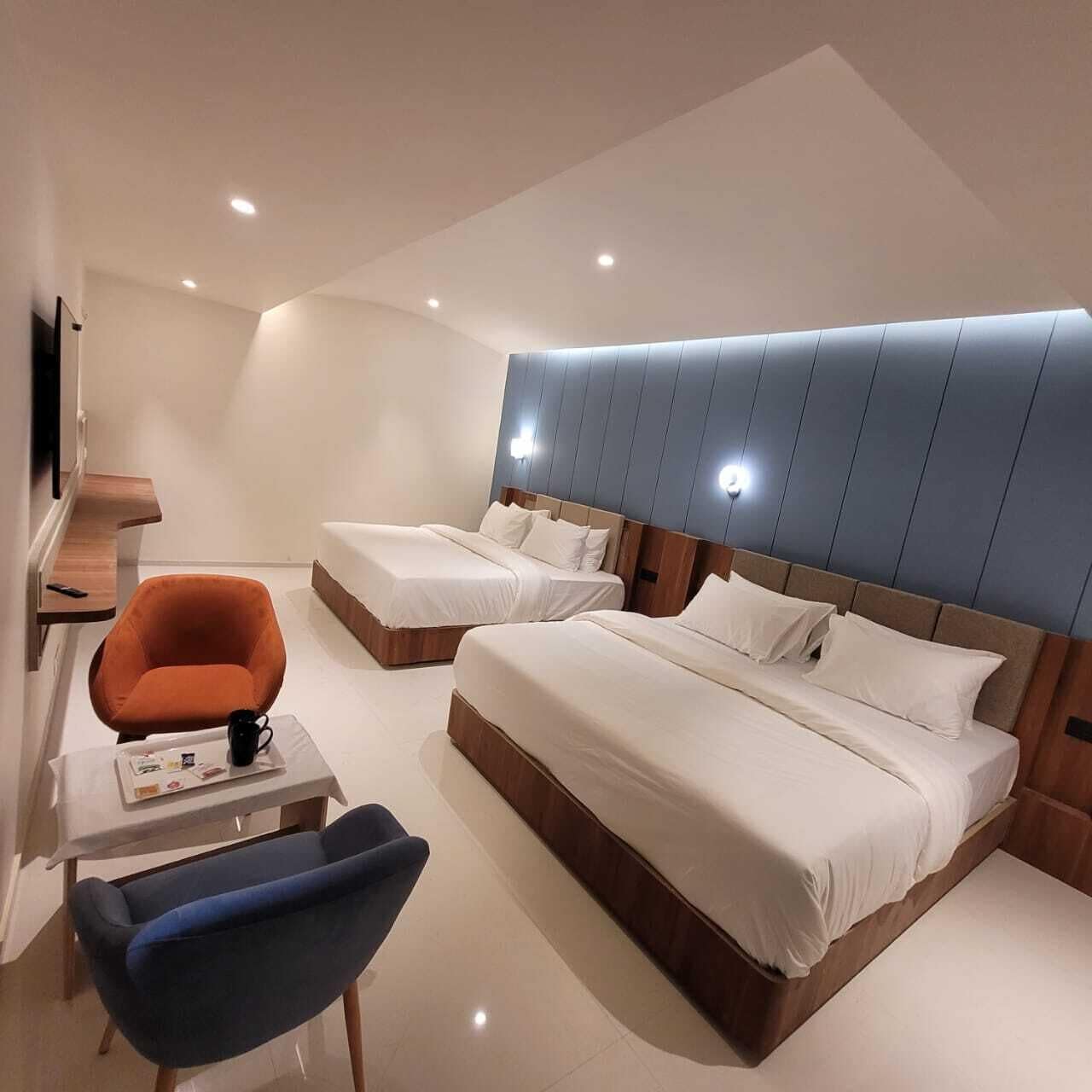 办公桌、笔记本电脑工作区、隔音、熨斗/熨板