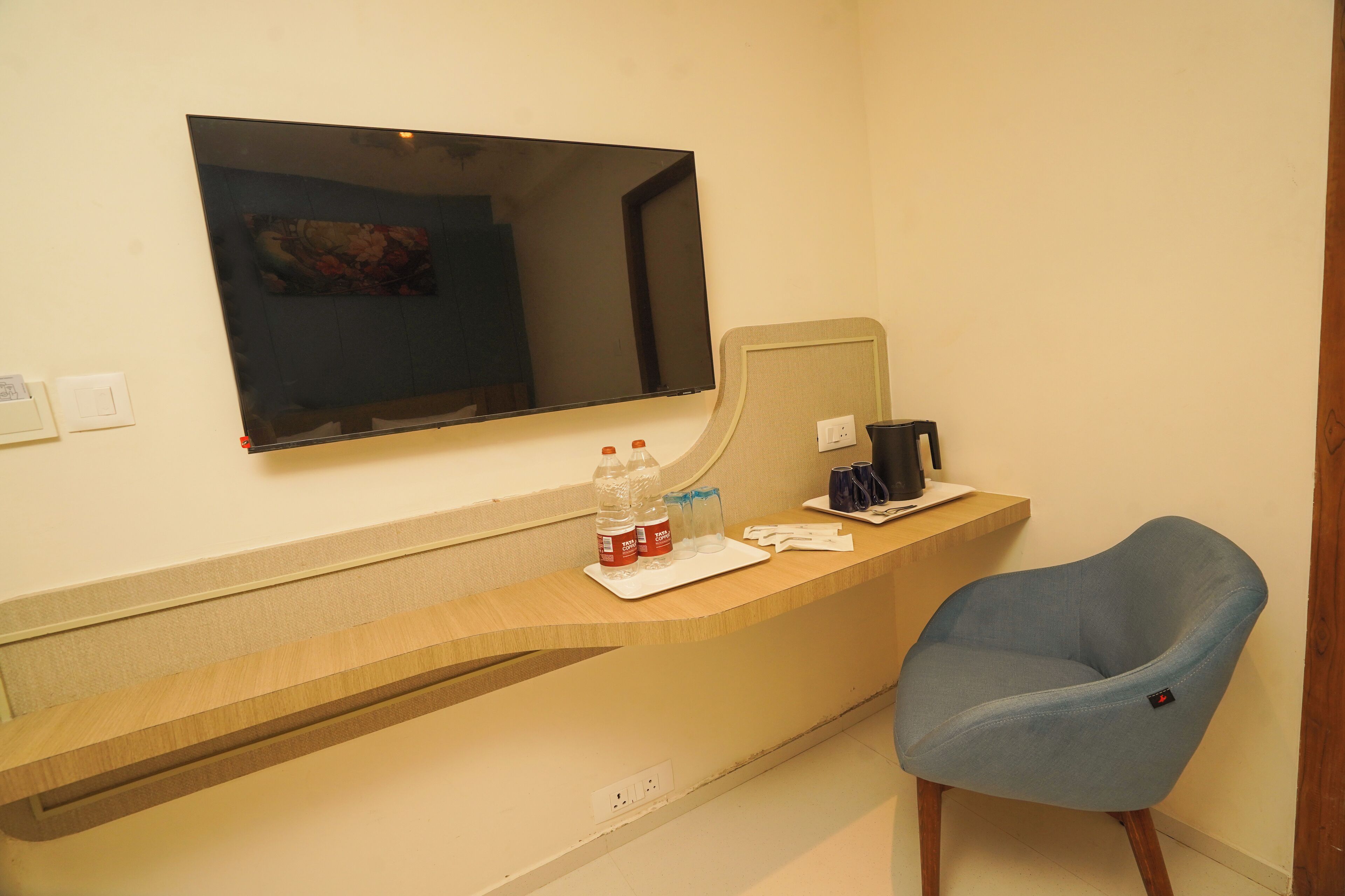 Studio Suite Exclusive | Bàn, khu vực làm việc phù hợp cho laptop, phòng cách âm 