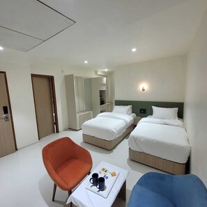 Bàn, khu vực làm việc phù hợp cho laptop, phòng cách âm 